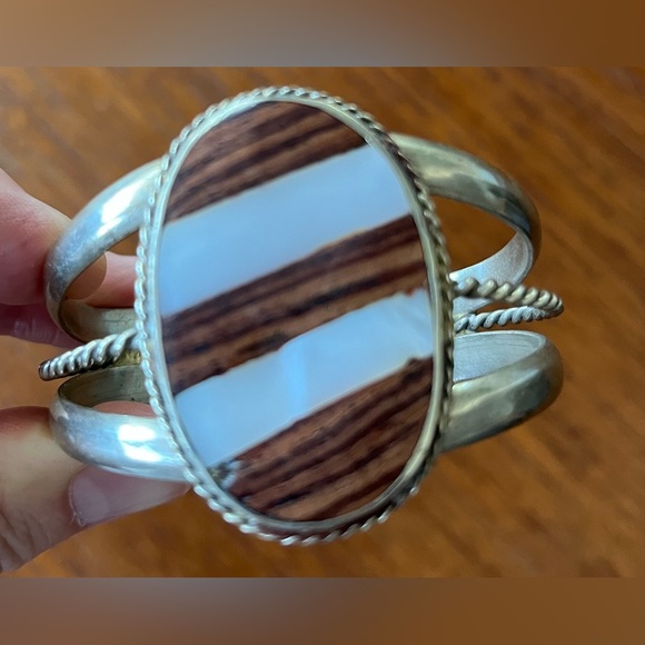 Vintage Cuff Bracelet. Gender neutral. Wood and Shell inlay. - Picture 6 of 8